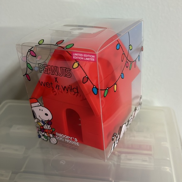 Peanuts x Wet n Wild Makeup Sponge Case Snoopy House Christmas - Picture 4 of 6